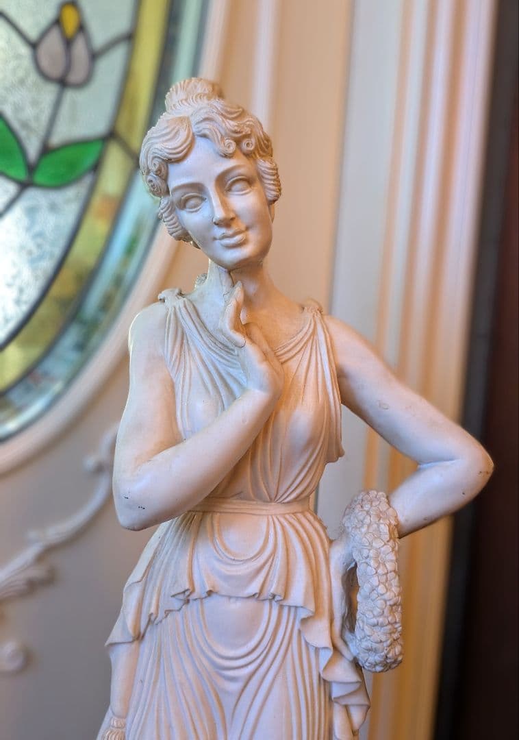 ギリシャ・ローマ彫刻②　花輪を持つ女性像