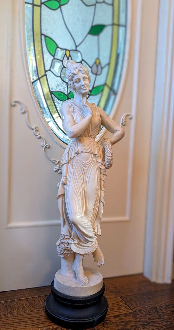 ギリシャ・ローマ彫刻②　花輪を持つ女性像