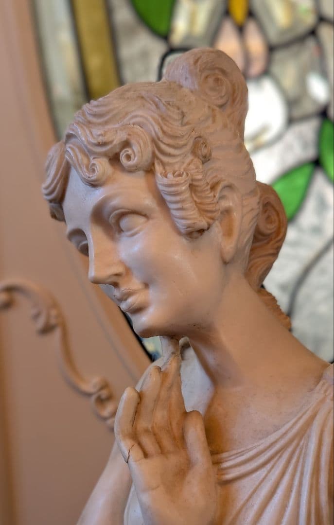 ギリシャ・ローマ彫刻②　花輪を持つ女性像