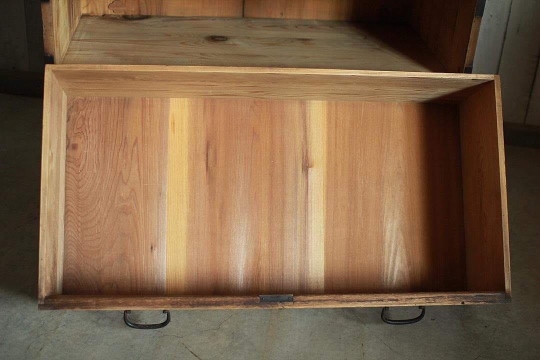 古く味のある木製の引き出し2段　チェスト　桐箪笥　タンス　古家具　古民家