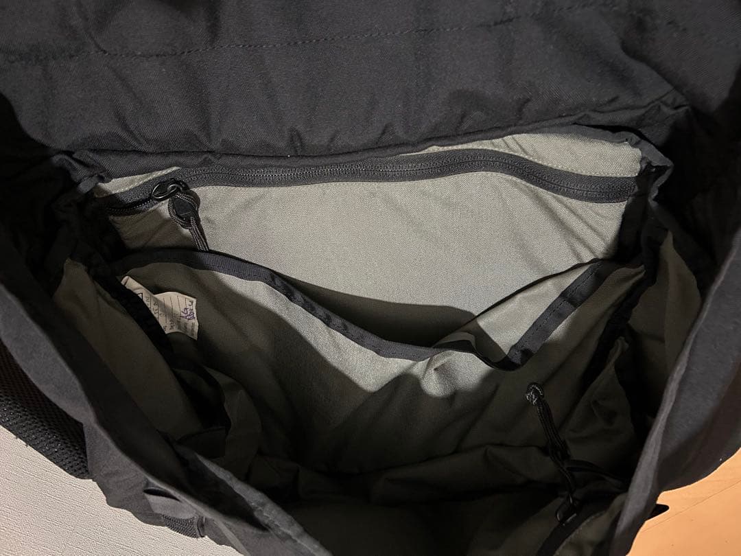 ミステリーランチ　メッセンジャーバッグ　インベーダー(?)