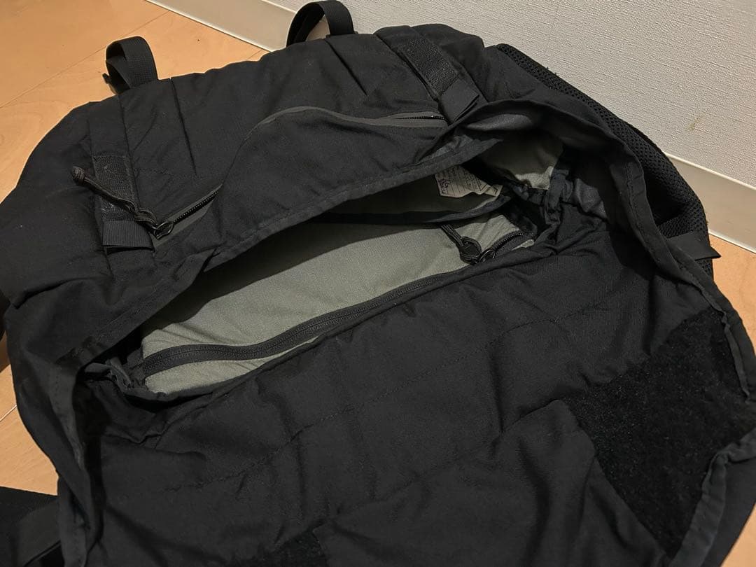 ミステリーランチ　メッセンジャーバッグ　インベーダー(?)