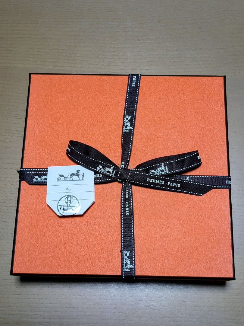 新品、未使用　HERMES パンプレート　Hデコ　 円形皿 白１４cm　１枚