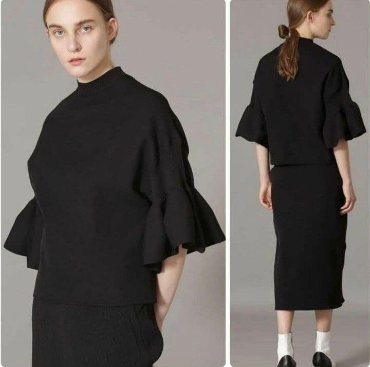 美品 アドーア 近年 フォルムドストレッチニット 七分袖 フリル ブラック 38
