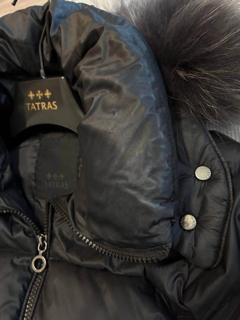 【ねこすけ】TATRAS SARMAファー付ロングダウン ブラック01