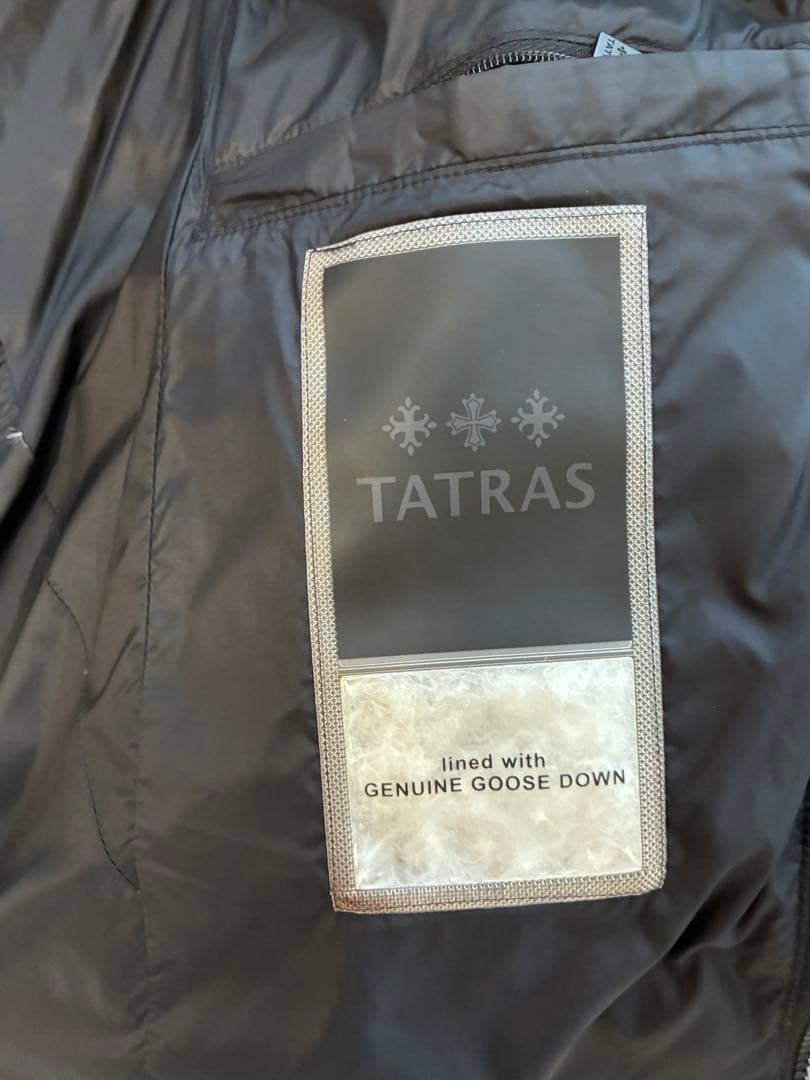【ねこすけ】TATRAS SARMAファー付ロングダウン ブラック01
