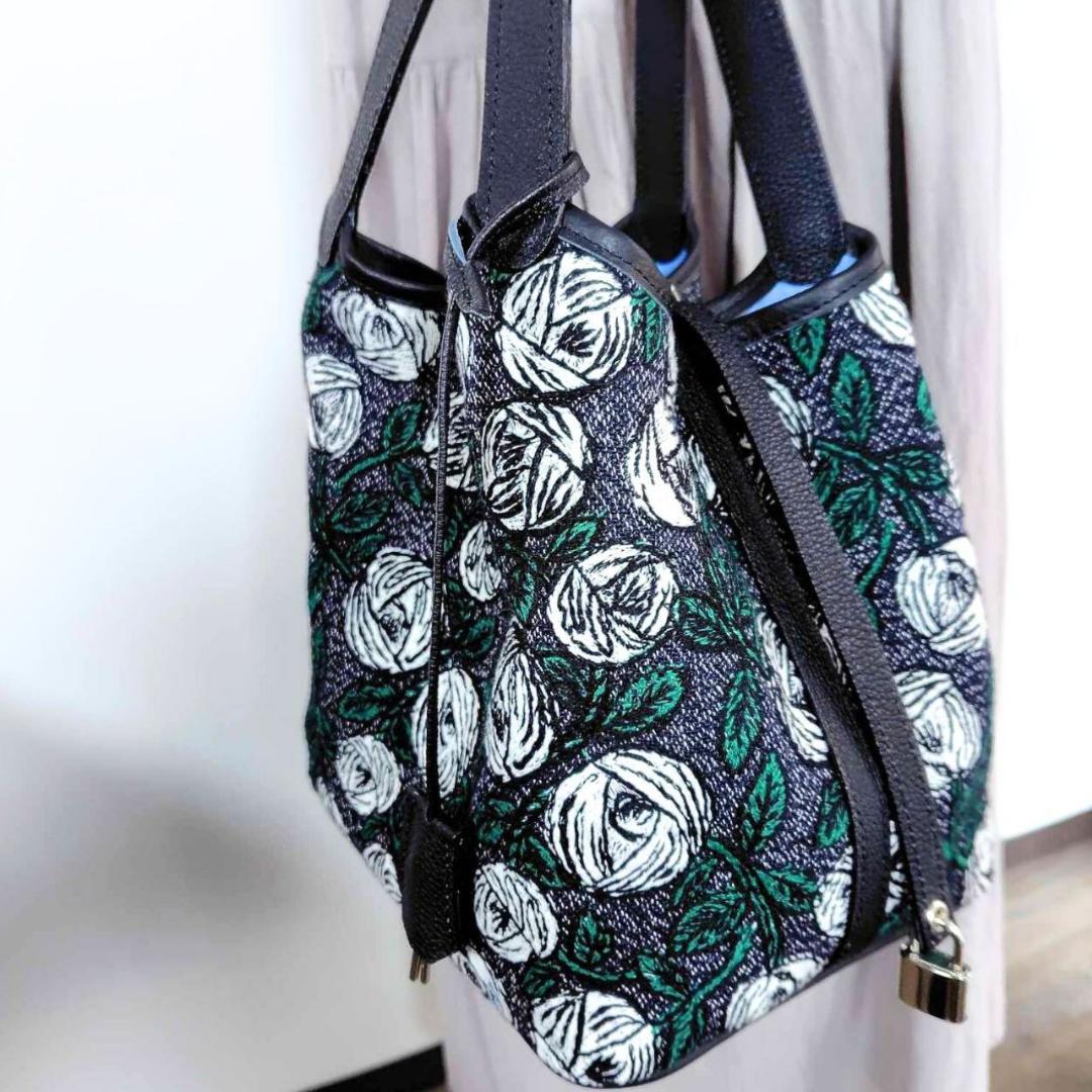 ミナペルホネン/2025rosyロージィーネイビ/牛革ブラックロックトート鍵