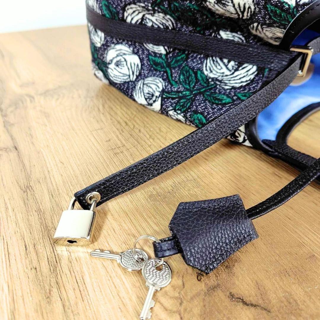 ミナペルホネン/2025rosyロージィーネイビ/牛革ブラックロックトート鍵