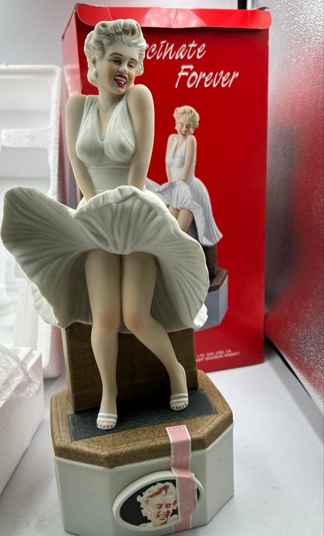 古酒　未開栓　箱付き　マリリンモンロー『７年目の浮気』バーボンウイスキー