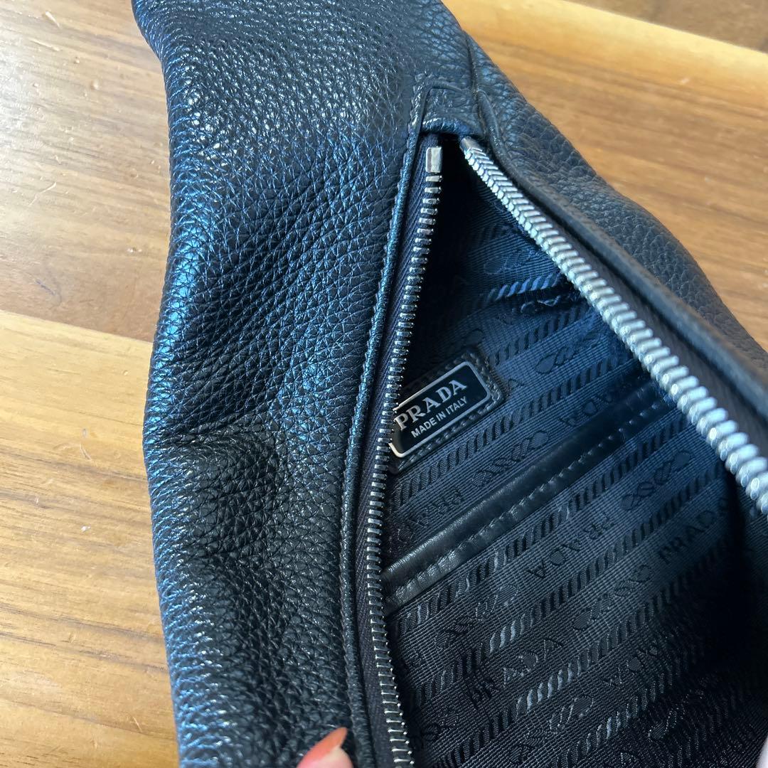 PRADA ブラック レザー ボディバッグ
