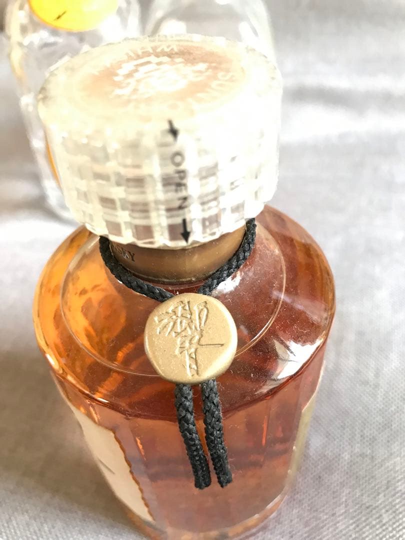 ベビー響　と膳、角瓶の空きビン　および　ウイスキーブック