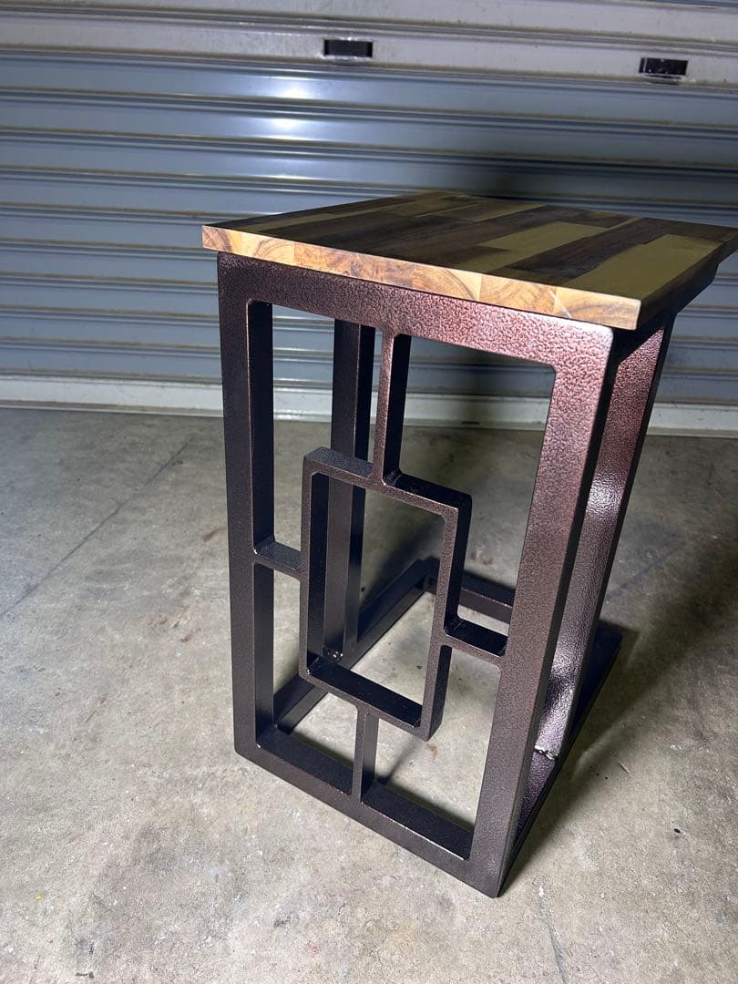 ASE デザイン性を重視したサイドテーブル　粉体塗装を施した他にはないカラー