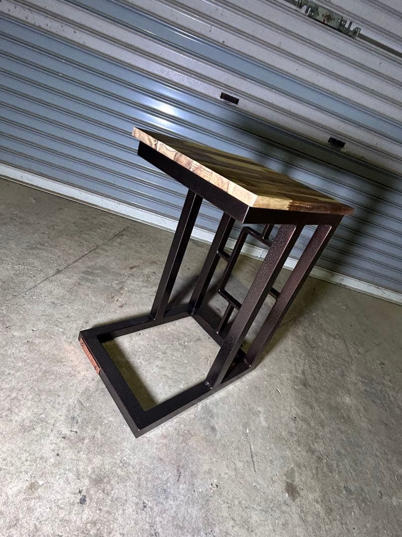 ASE デザイン性を重視したサイドテーブル　粉体塗装を施した他にはないカラー