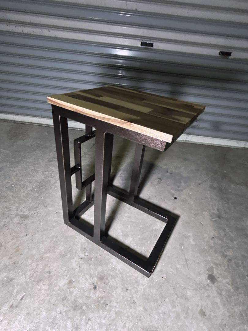 ASE デザイン性を重視したサイドテーブル　粉体塗装を施した他にはないカラー