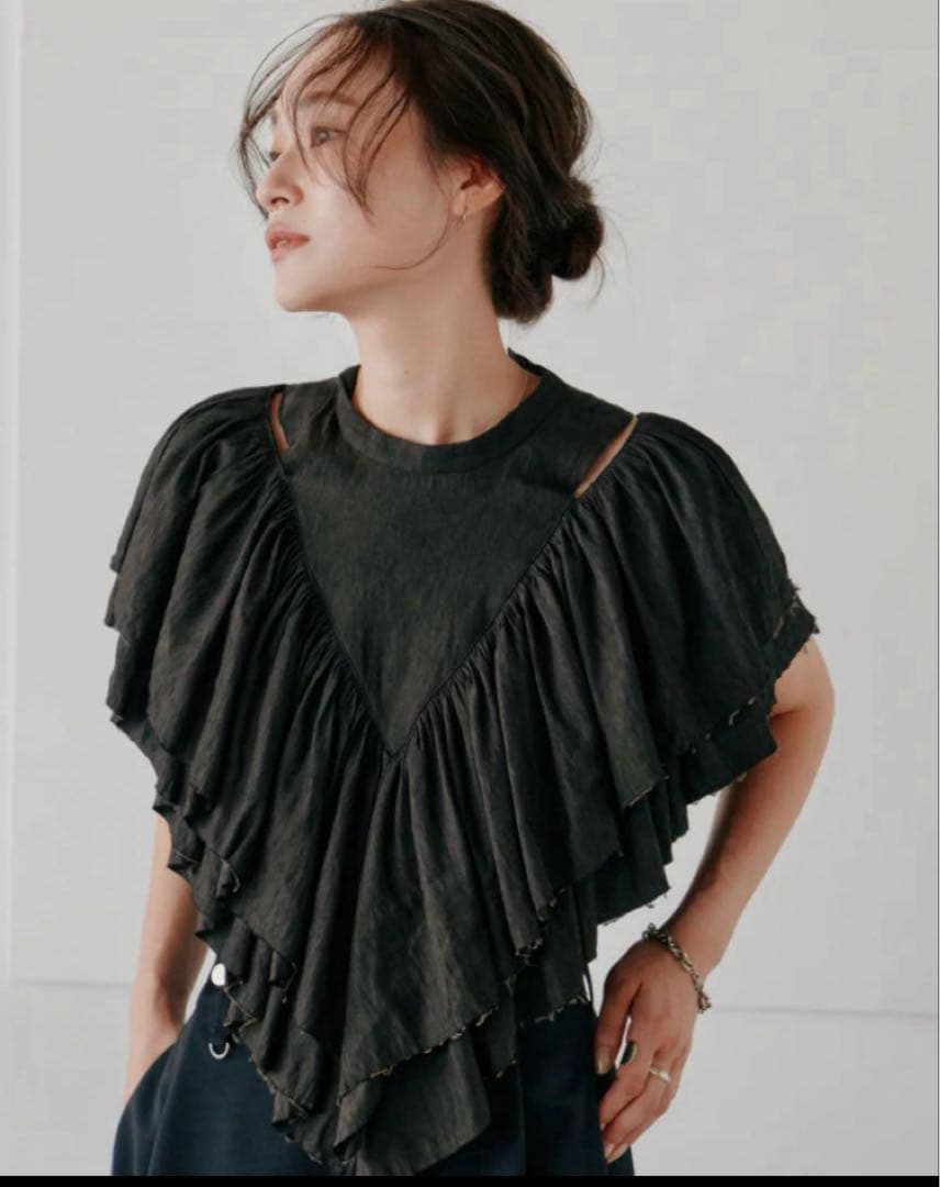 トップス Hella volume ruffle tops