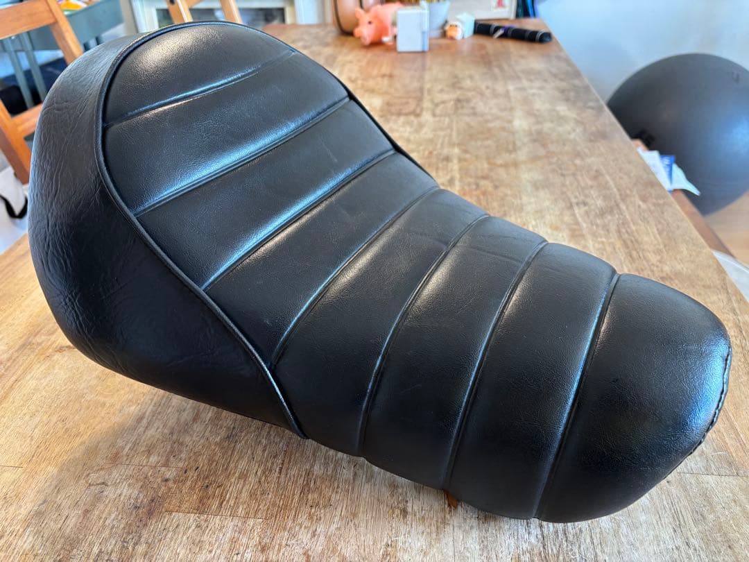 ハーレー　スポーツスター　純正シート XL883N アイアン