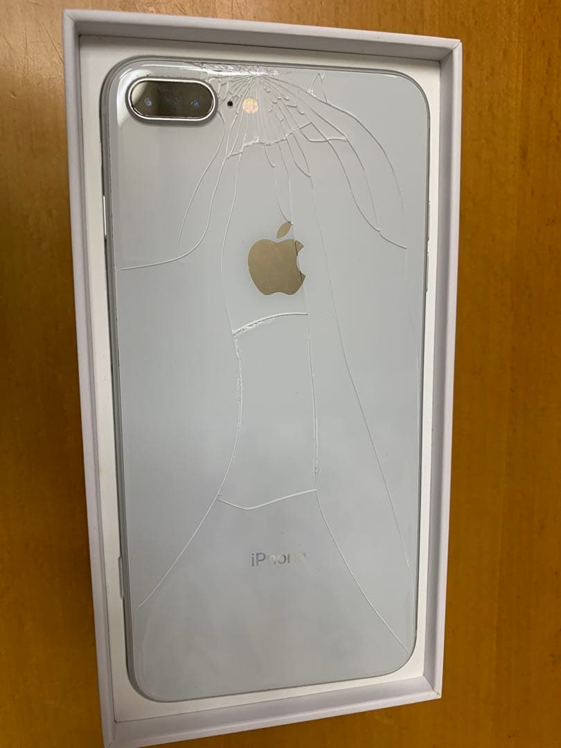 再値引■iPhone8 plus 64GB Silver SIMフリー　背面割れ