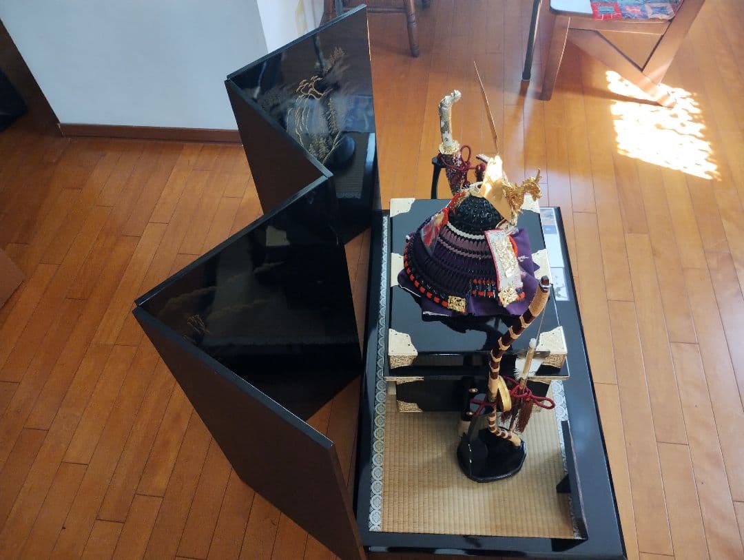 五月人形 金色の兜と武器付き