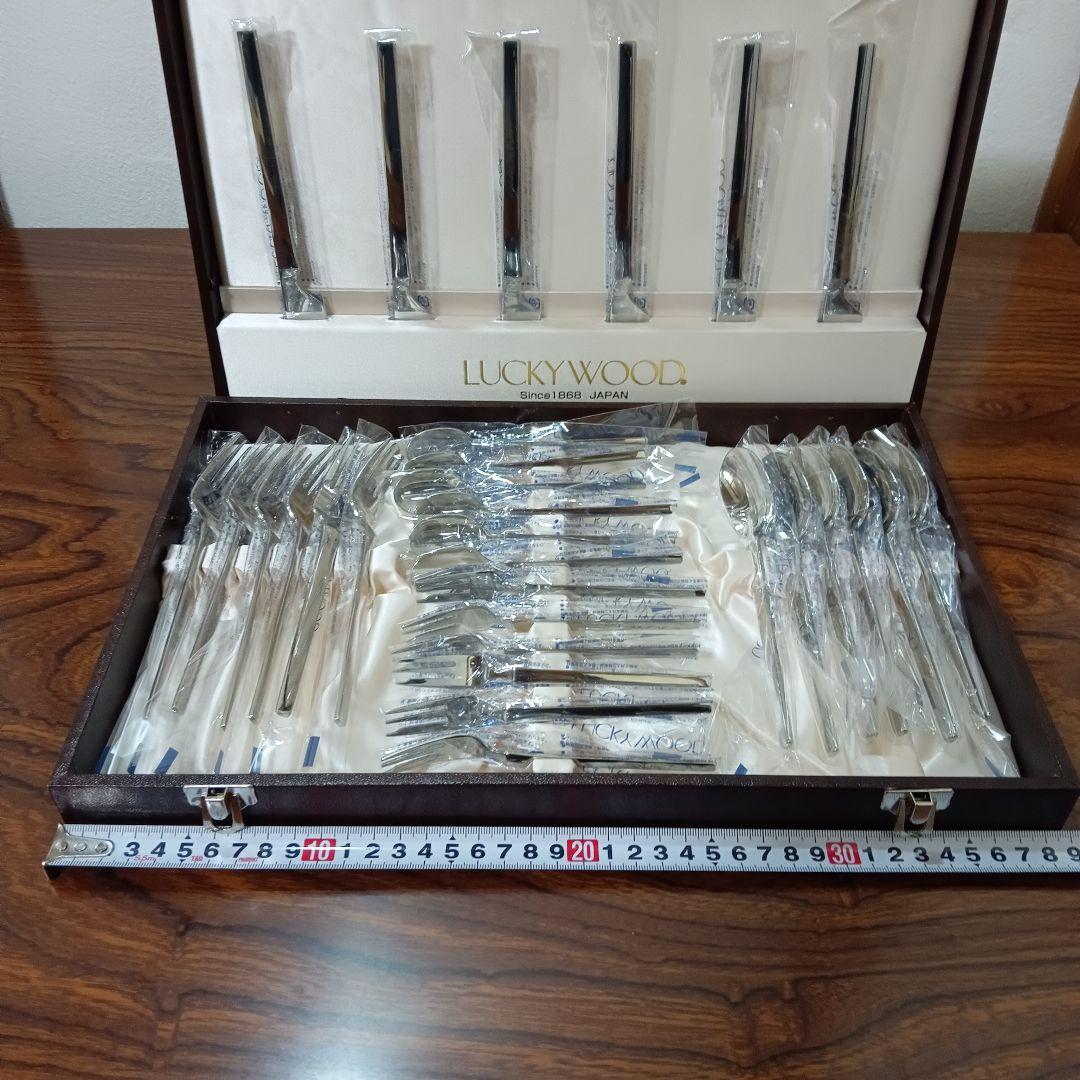 1-16　ラッキーウッド カトラリーセット 18-10 6客 30本