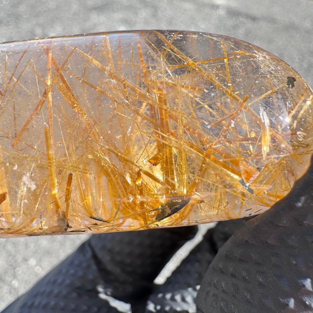 G-178タイチンルチル研磨石　ゴールドルチル放射状原石　天然石119g