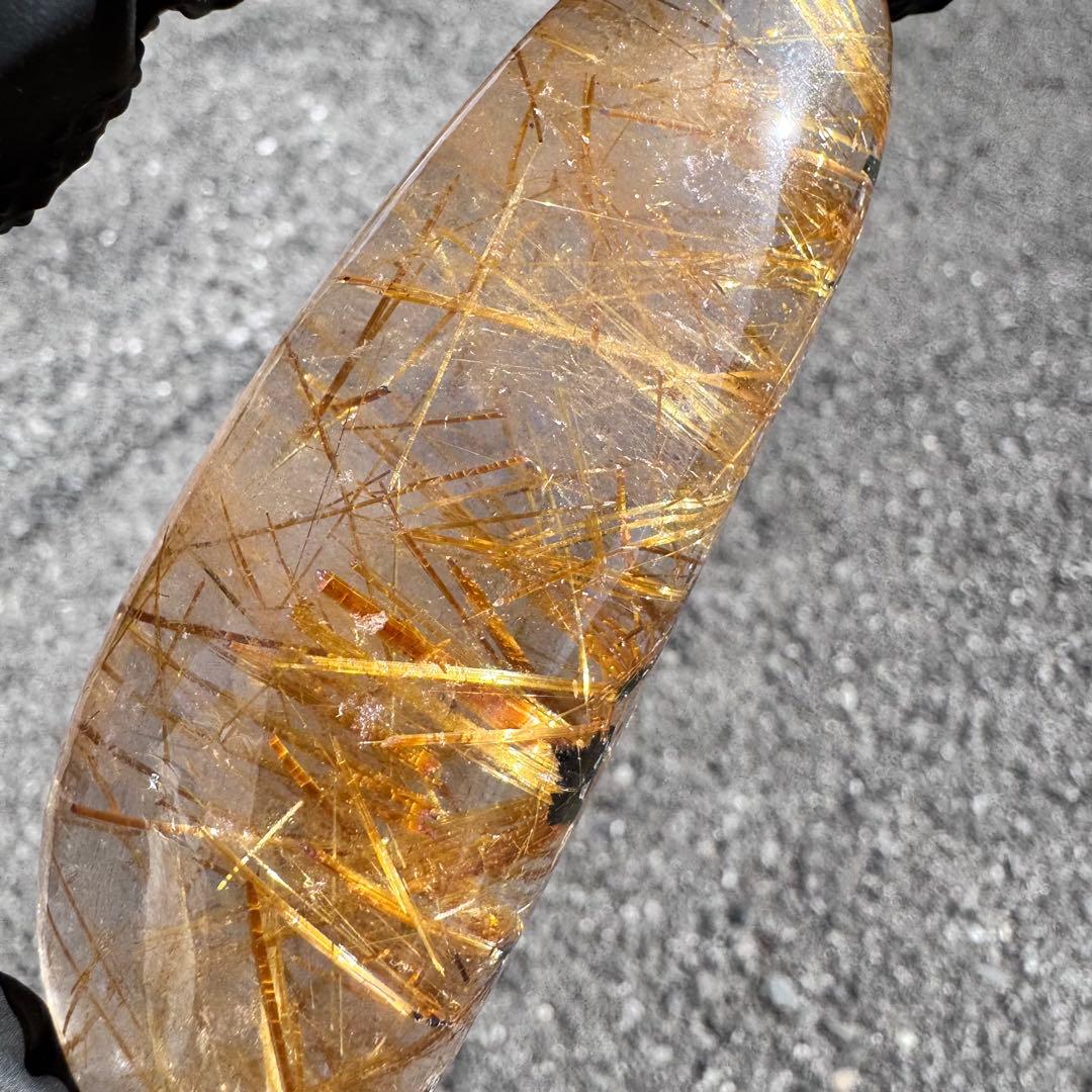 G-178タイチンルチル研磨石　ゴールドルチル放射状原石　天然石119g