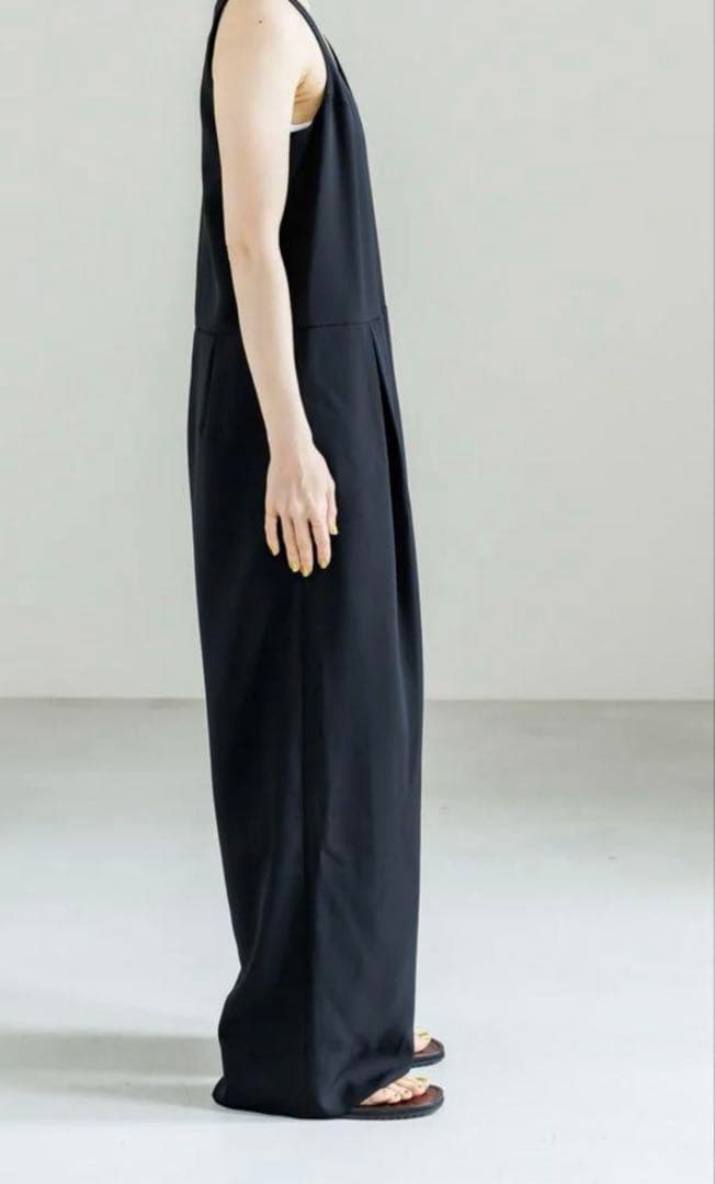 タグ付未使用 NEAU SLEEVELESS JUMPSUITオールインワン 黒