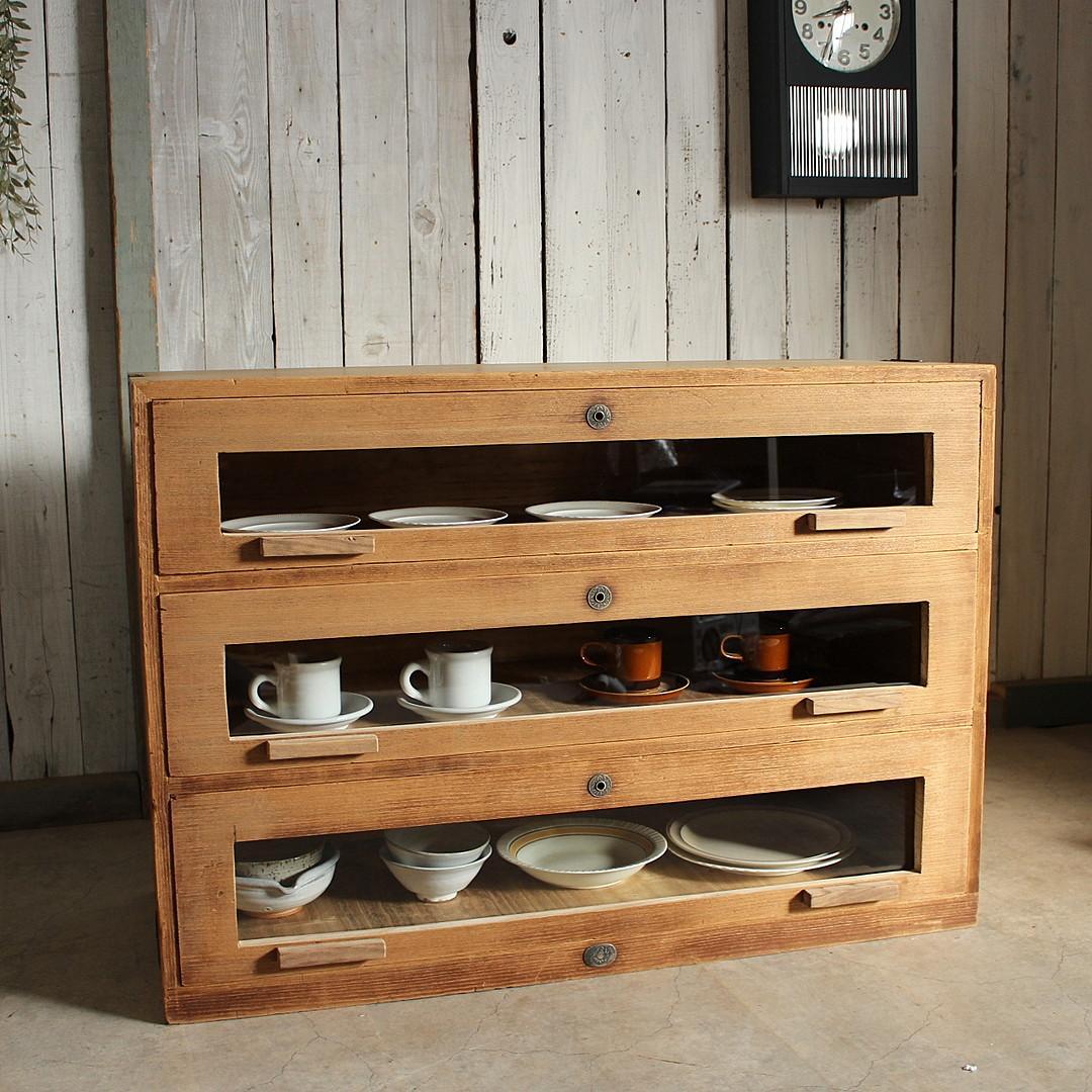 さお　　味のある前面ガラスの引き出し3段