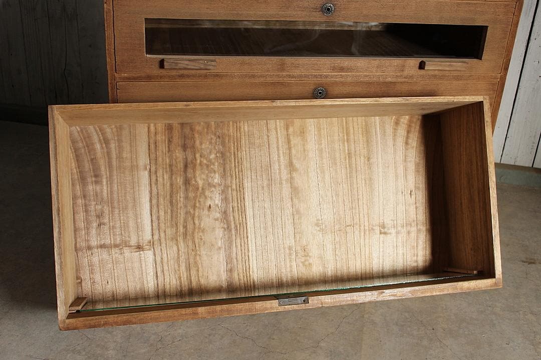 さお　　味のある前面ガラスの引き出し3段