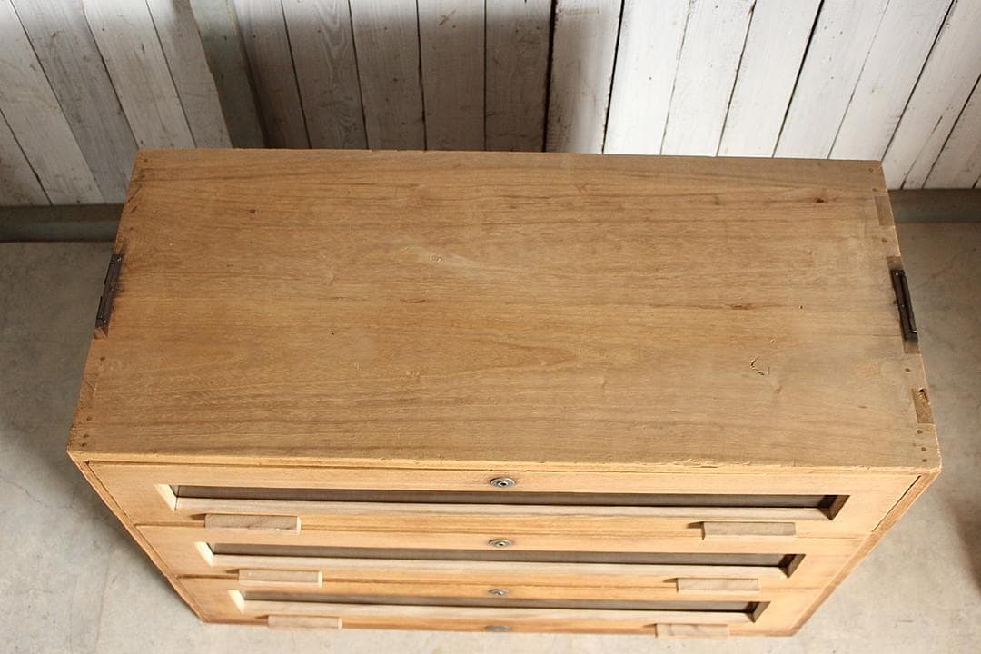 さお　　味のある前面ガラスの引き出し3段