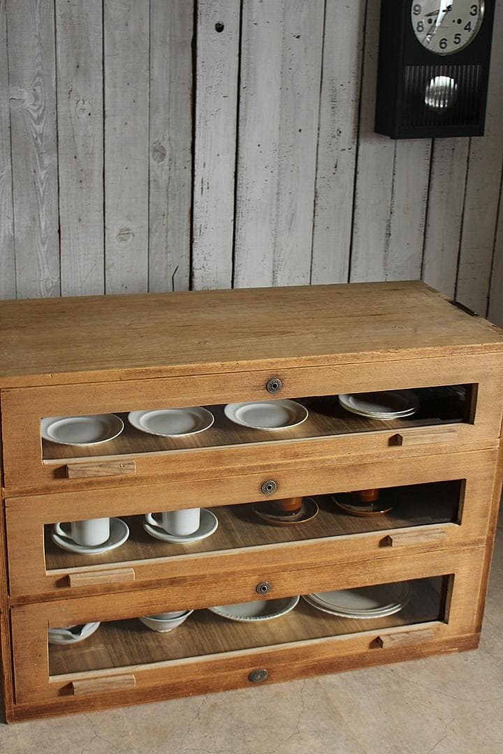 さお　　味のある前面ガラスの引き出し3段