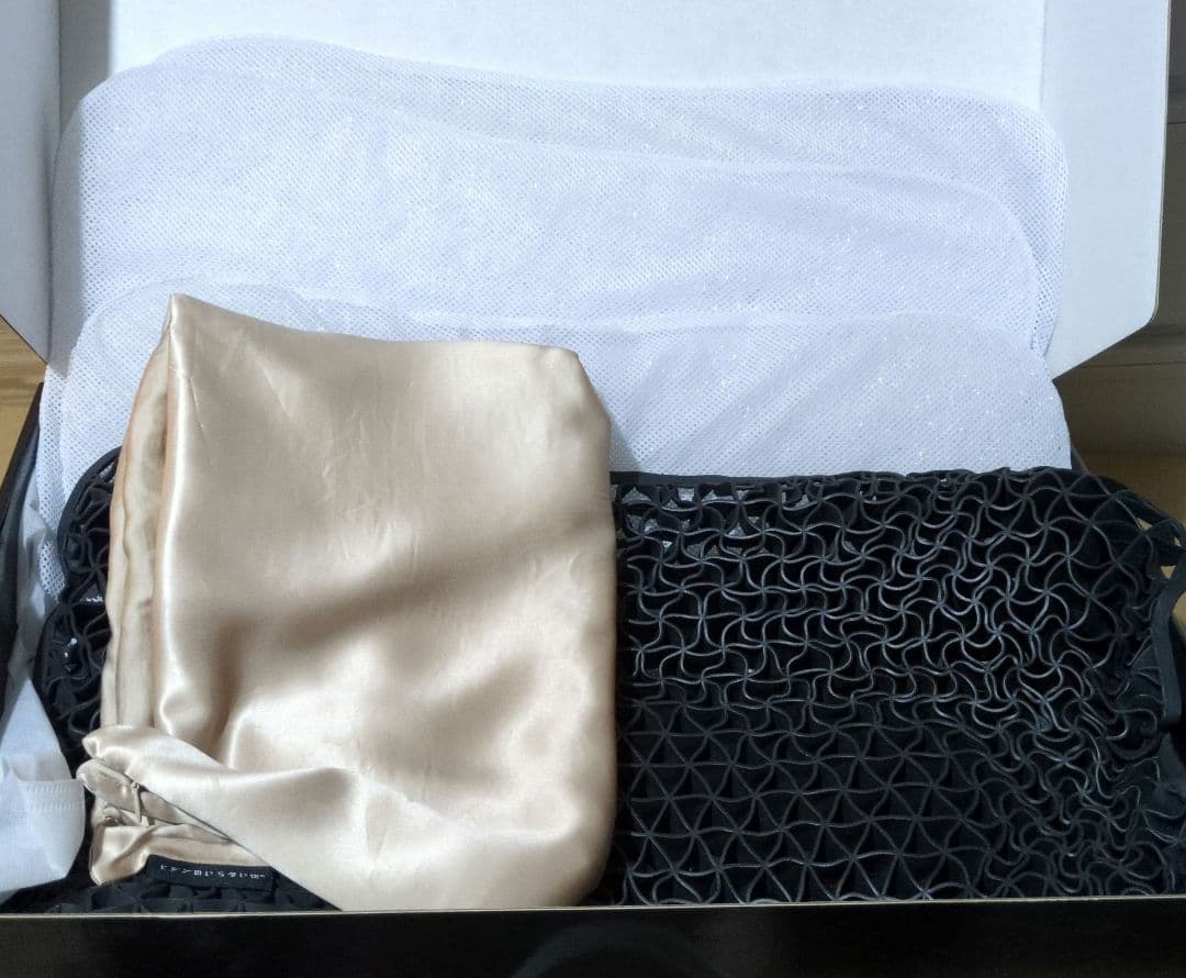 ヒツジのいらない枕　調律 シルクカバー ゴールド付 箱あり