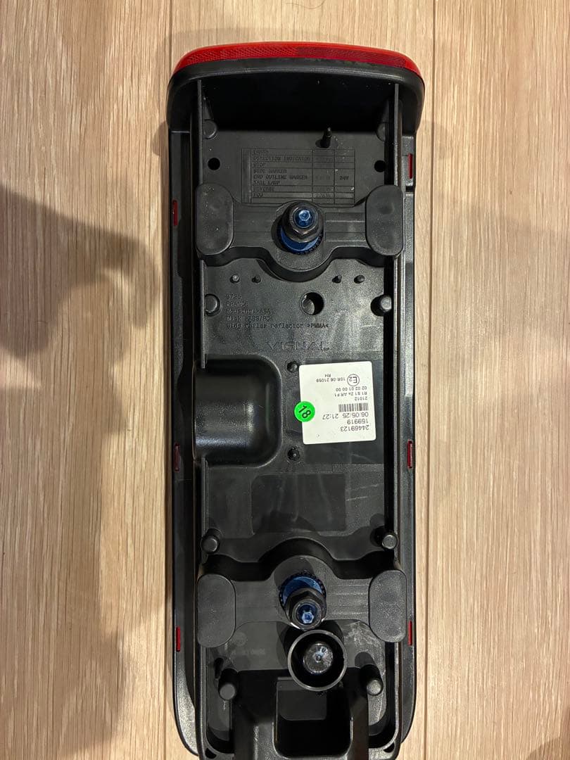 UDトラック　クオン　純正LEDテールランプ　ショートタイプ