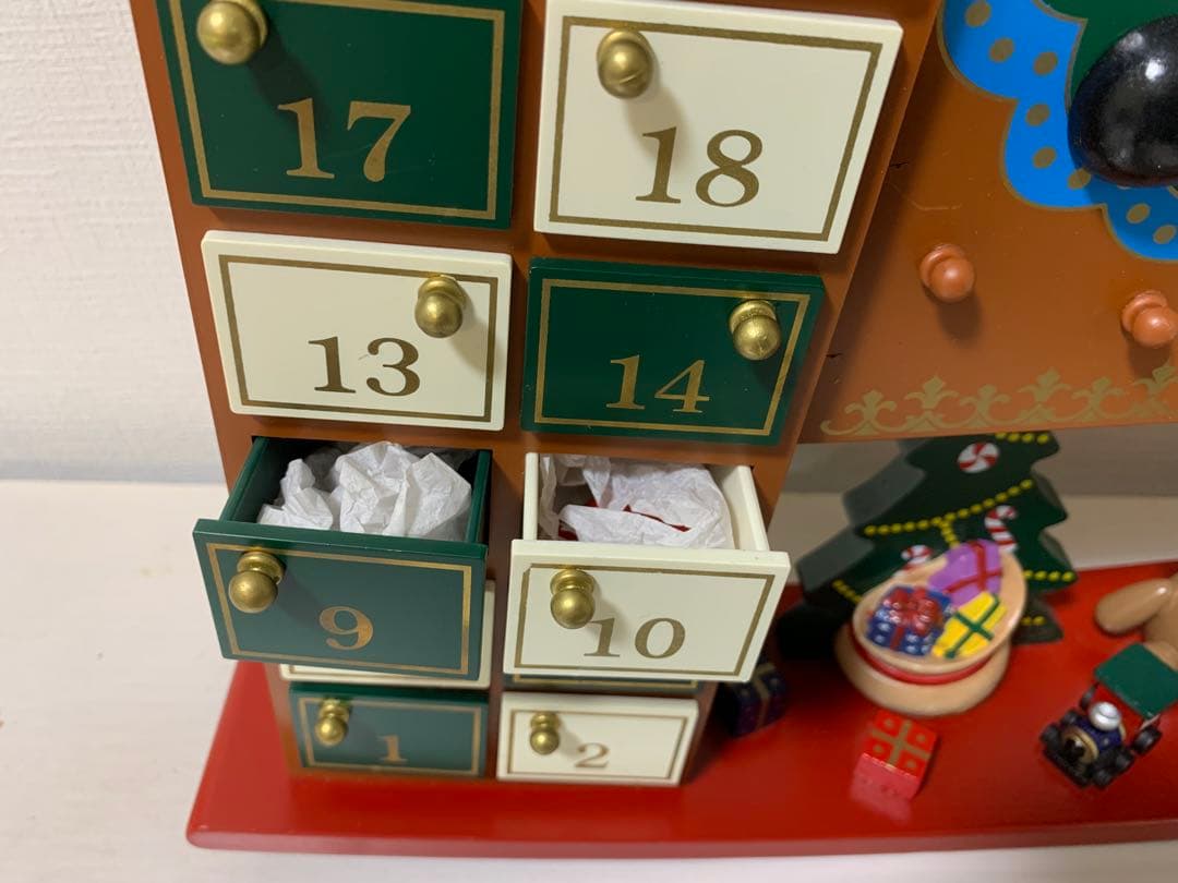 アドベントカレンダー コストコ　木製　サンタと馬