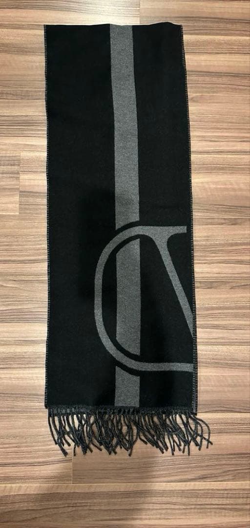 た*け様 VALENTINO ロゴ入りマフラー ブラック/グレー