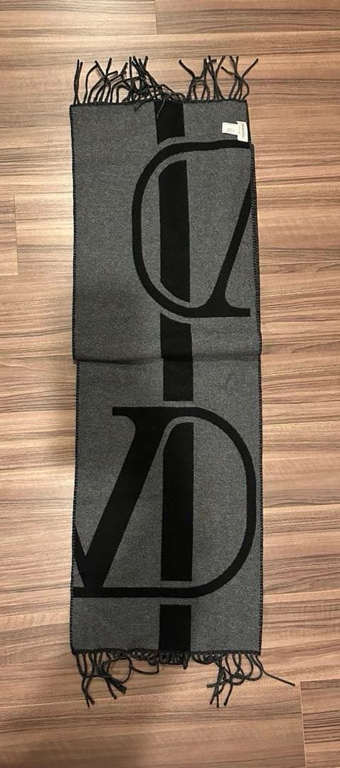 た*け様 VALENTINO ロゴ入りマフラー ブラック/グレー