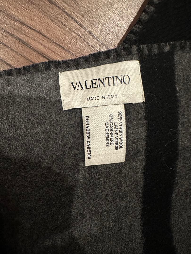 た*け様 VALENTINO ロゴ入りマフラー ブラック/グレー