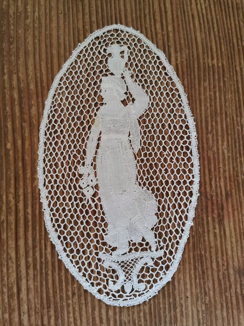 アンティークブルージュ 壺を頭にのせ歩く古代の女性と花束 ボビンレース編ドイリー