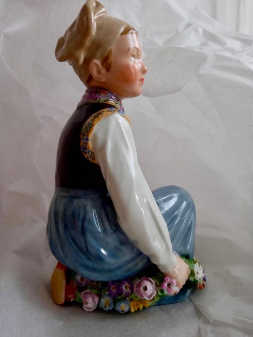 尚　　ロイヤルコペンハーゲン　フィギュリン　陶器人形　民族衣装シリーズ