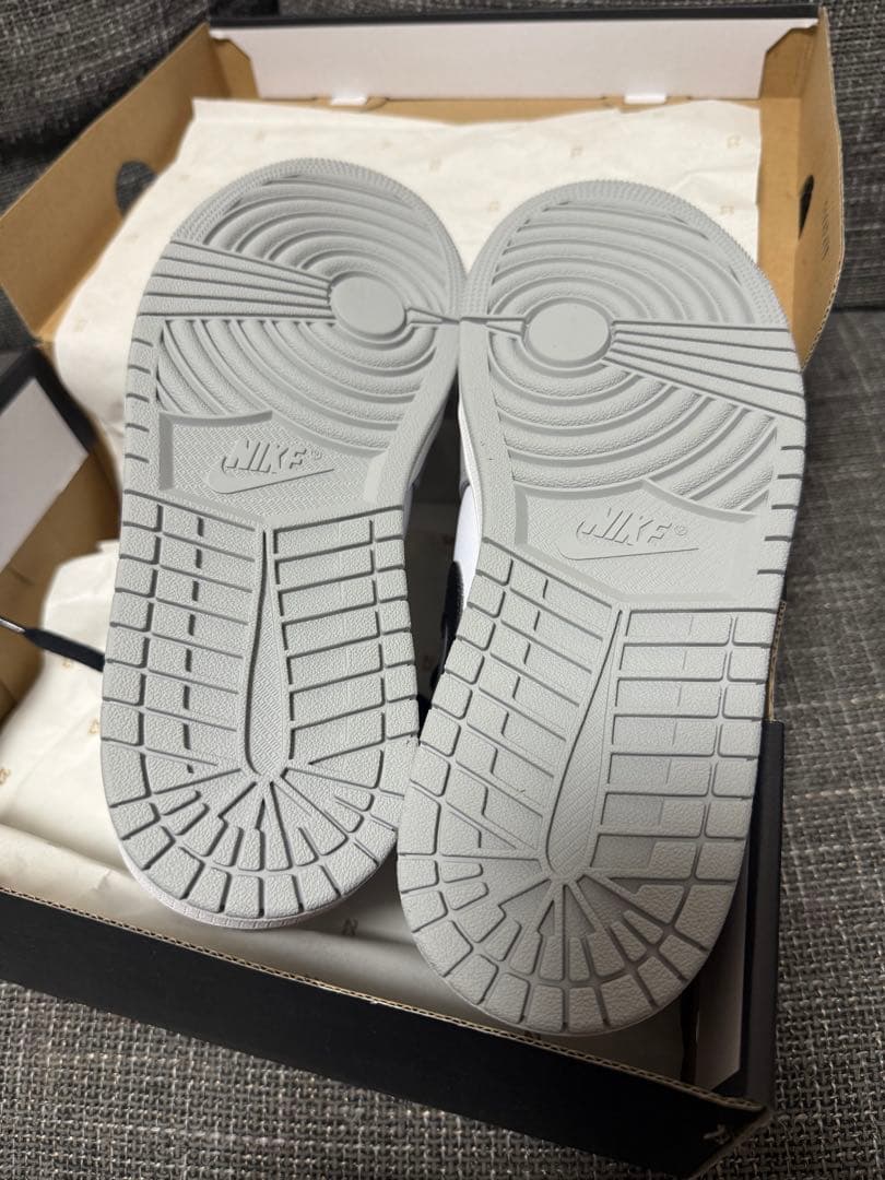 AIR JORDAN 1 MID グレー