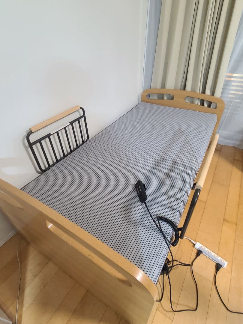 【美品】ニトリ• 電動シングルベッド、カルファイバーマット、サイドガード2本付