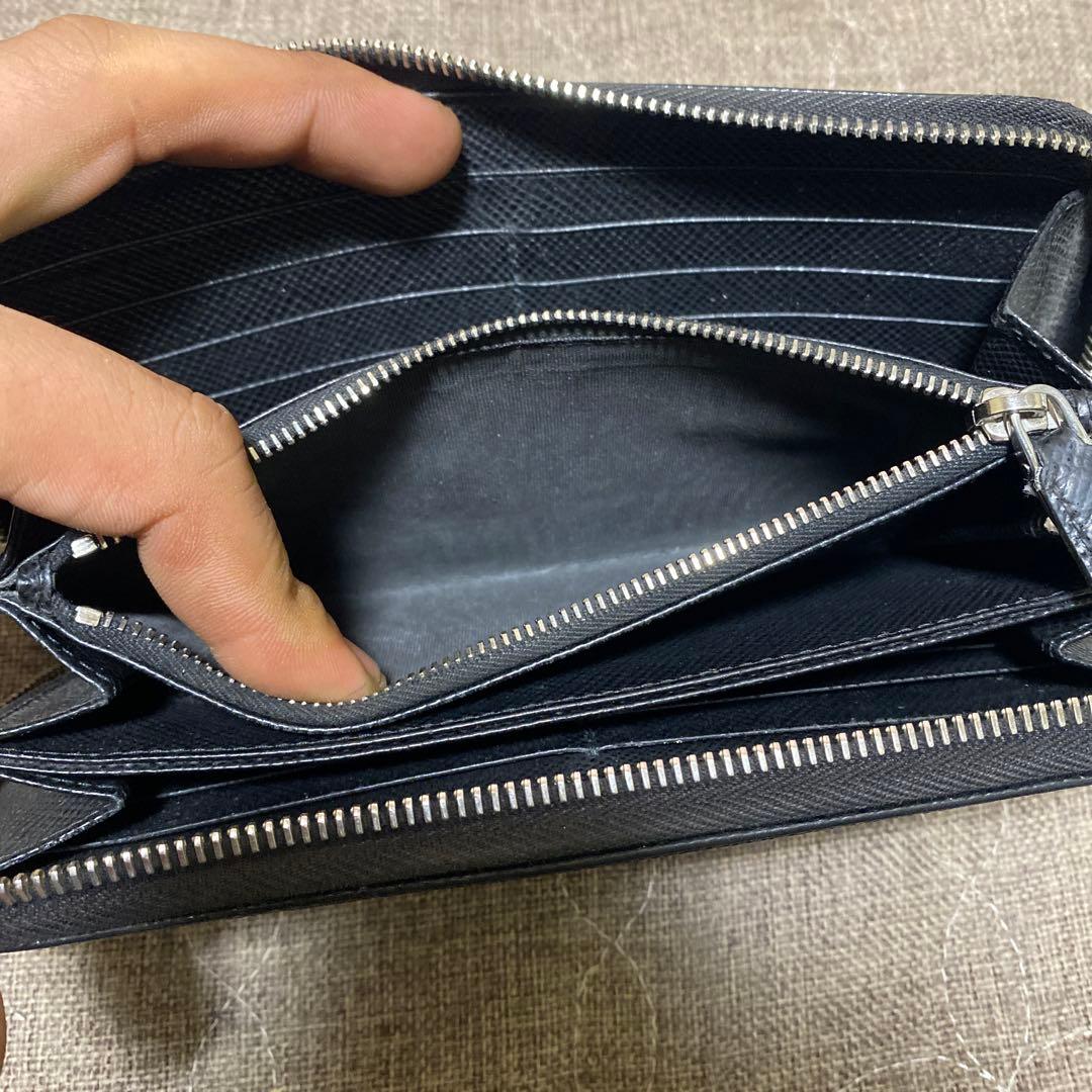 プラダ　長財布