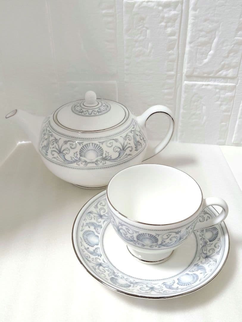 ウェッジウッド　ドルフィンホワイト　希少　ティーポットとカップ＆ソーサー　1客