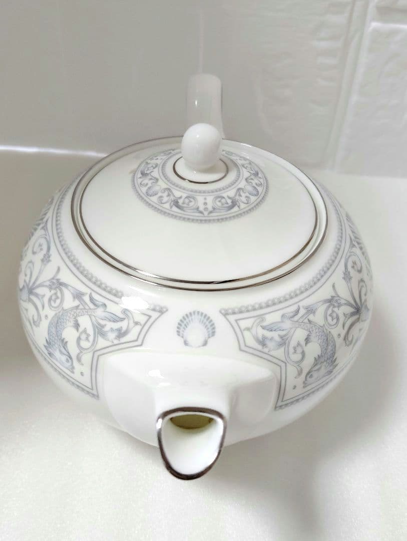 ウェッジウッド　ドルフィンホワイト　希少　ティーポットとカップ＆ソーサー　1客