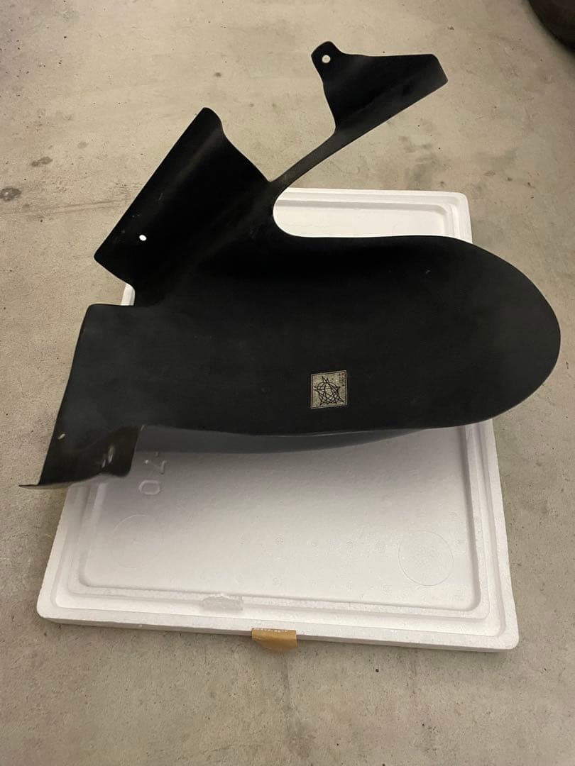 多分XJR1200に付いていたと思われるフェンダー中古品詳細不明写真で分かる方