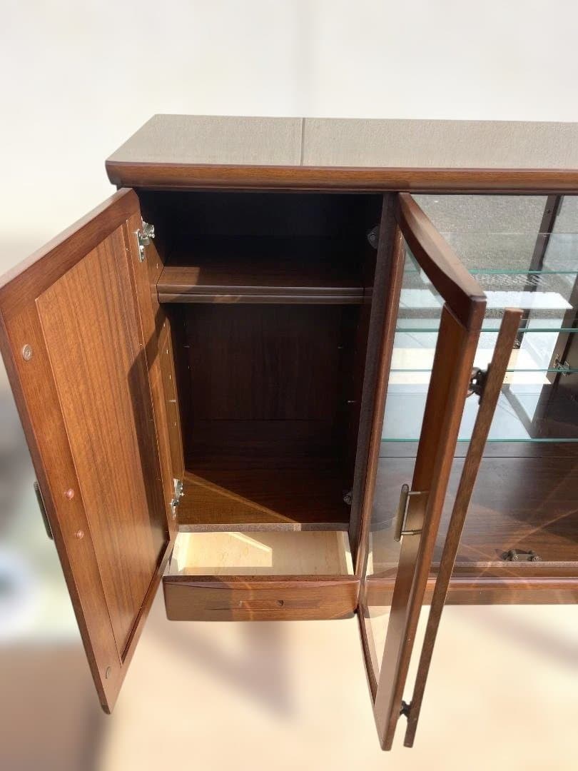 【高級家具】ブラウン木製キャビネット ガラス扉付き 重厚感