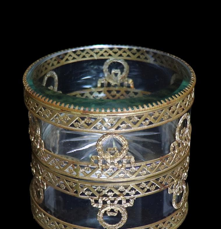 オールド・バカラ 1880年頃 ブロンズ装飾小物入れ 切子 花つなぎ文様とリボン