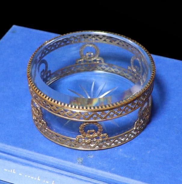 オールド・バカラ 1880年頃 ブロンズ装飾小物入れ 切子 花つなぎ文様とリボン