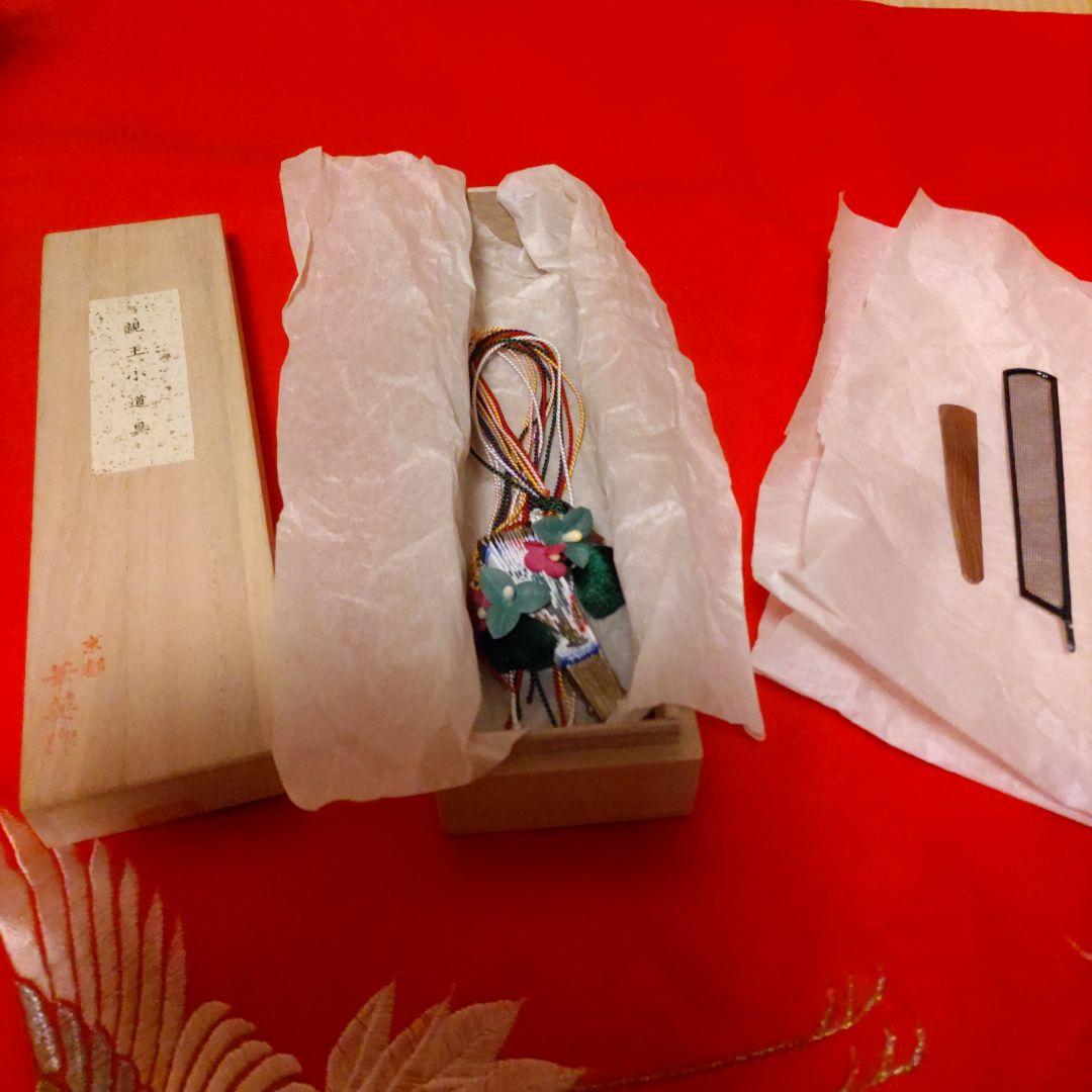 慶雲作　京雛　親王揃い　正絹本仕立十二単衣　台座・毛氈付