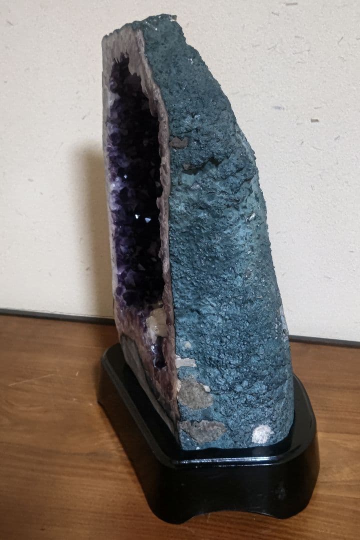時を宿す紫ー静かに場を整えるアメジスト原石ー