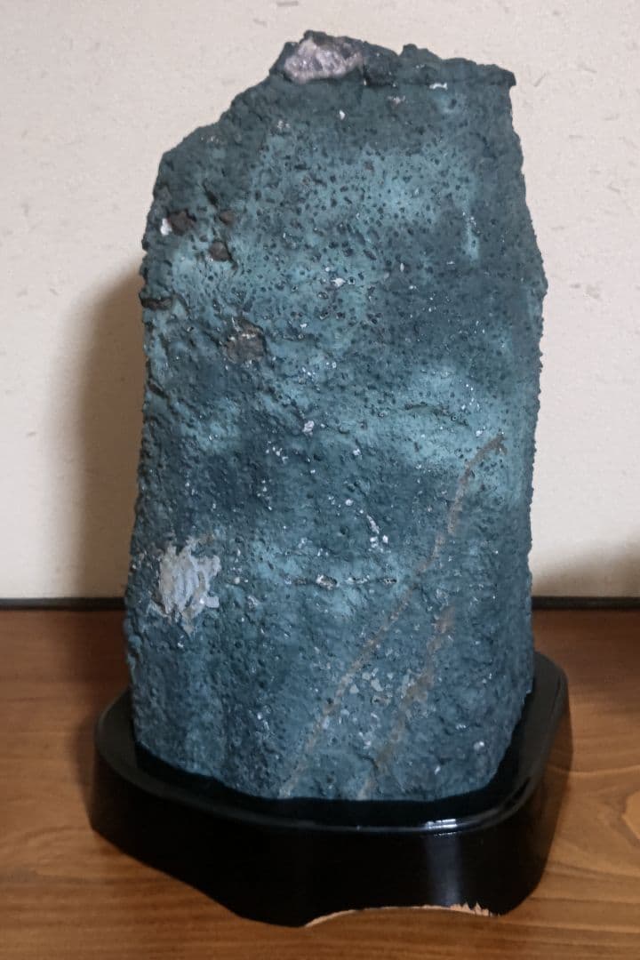 時を宿す紫ー静かに場を整えるアメジスト原石ー